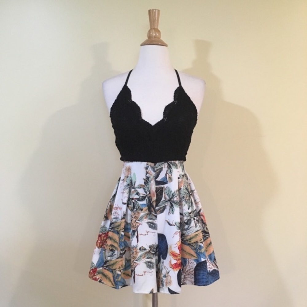 Black Lace Cross Back Floral Romper - Picture 3 of 6